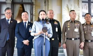 议长提交弹劾请求，军方态度坚决，总理府被围困，佩通坦拒绝辞职