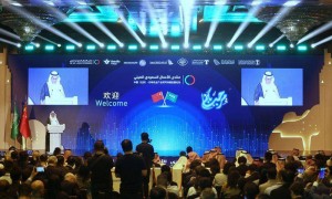 刚给美国送完钱，沙特转头就和中国签57项协议，特朗普无可奈何