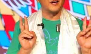 19岁李嫣活动照曝光，穿T恤戴8只手镯超个性，李亚鹏谈女儿落泪