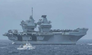 英航母驶入横须贺，甲板上F35B密密麻麻，日本纳闷：为啥中国人不害怕？