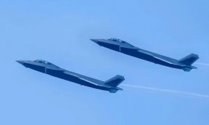 中国全新黑色歼-20A闪亮登场！美媒称其性能已远超美国，F-35完全被压制