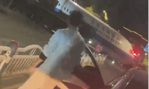 武汉大马路上有架飞机！当地：正常拖运，“不会平白无故在路上跑”