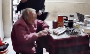 探访常州“男子殴打92岁母亲”事发地：邻居称老人四女一子 打人者为小儿子，曾听到母子吵架