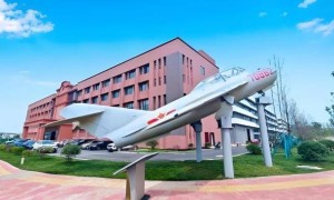 死磕“卡脖子”技术！新任院士黄维娜，成为省级党政一把手的“座上宾”