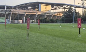 被指出征东亚杯行李多，国足：51人托运140件，装备行李为必要物资