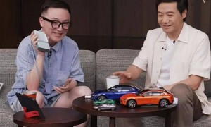 雷军和车主现场合影，并亲自给车主开车门！小米YU7正式交付，覆盖全国58座城市