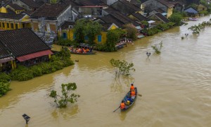 越南中部洪水已致14人死亡 90个乡镇被淹